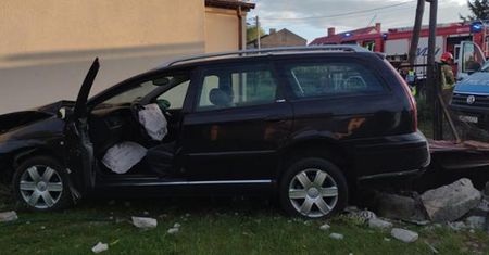 Samochód uderzył w budynek mieszkalny