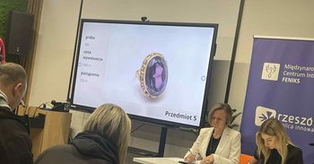 Rzeszów: Złota biżuteria znaleziona na śmietniku zlicytowana. Pierścionki i łańcuszki jak ze starego filmu