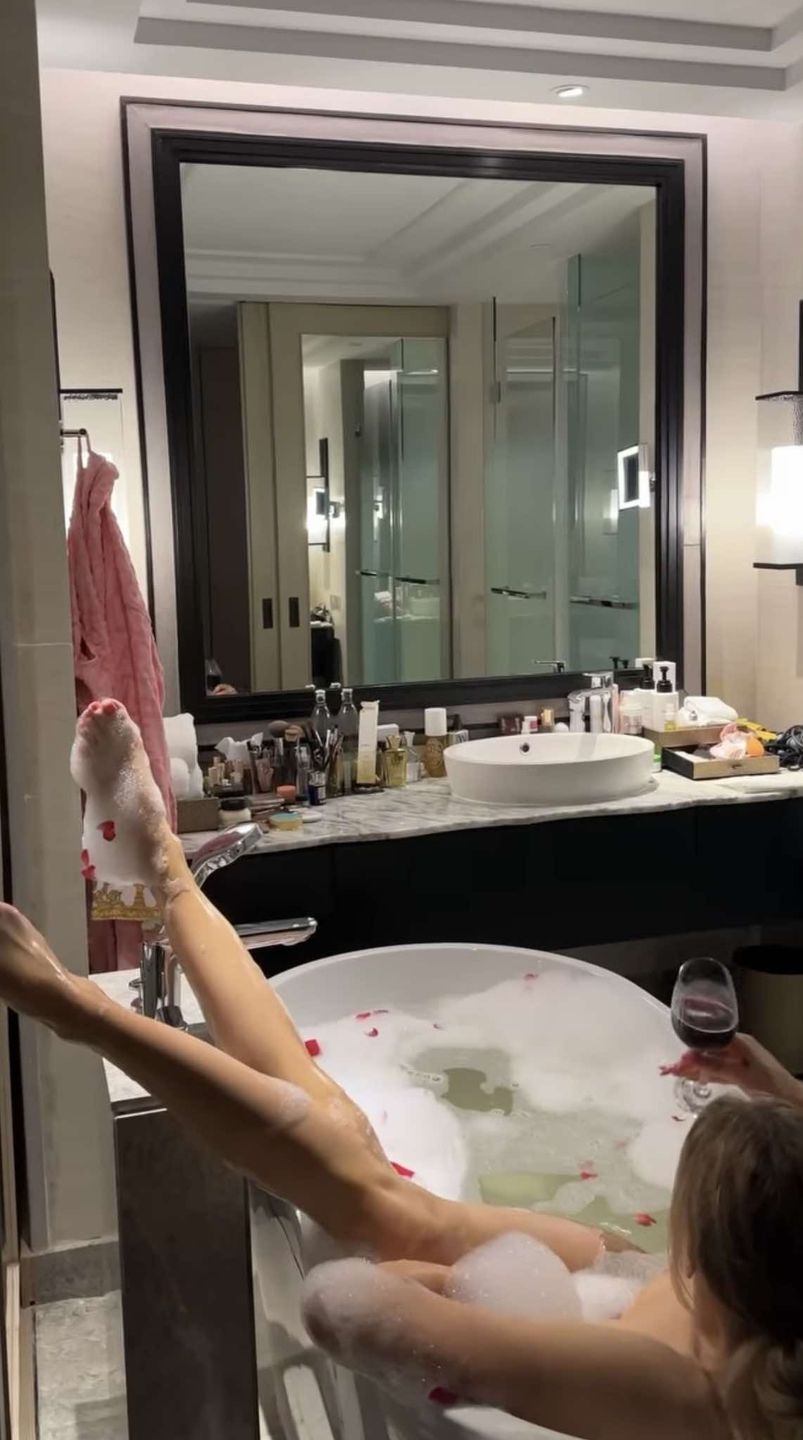 Caroline Derpienski pluska się w wannie z płatkami róż