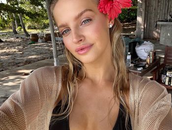 Stanęła na pomoście. W satynowym stroju wygląda obłędnie