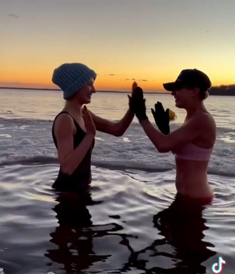 Joanna i Kamila Moro dokazują na plaży