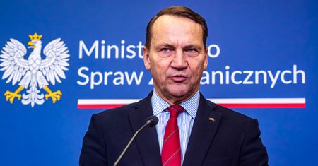 Sikorski ostro. "Mamy w Trybunale cyngla Zbigniewa Ziobry"