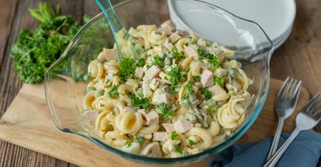 Ekspresowa sałatka z tortellini. Goście zawsze sięgają po nią w pierwszej kolejności