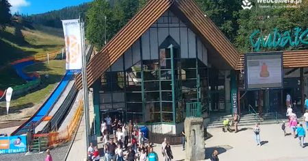 Tłumy turystów w Tatrach. Zapełnione parkingi i długie kolejki