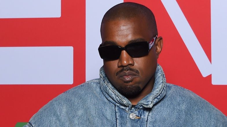 Kanye West w końcu się doigrał. Sklep, w którym raper zaczął sprzedawać koszulki ze swastyką, został ZAMKNIĘTY