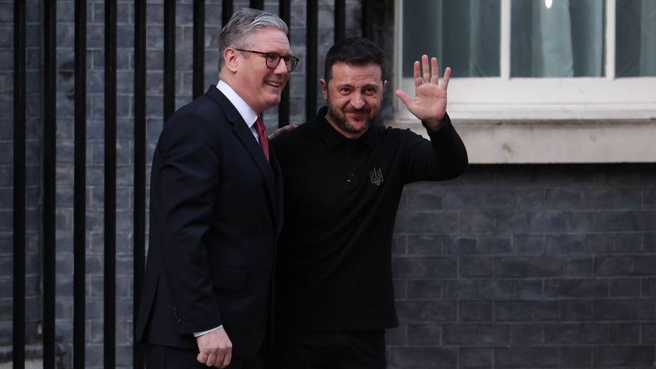Ukraine's Zelensky meets Britain's Startmer in London
epa11932880 Britain's Prime Minister Kier Starmer (L) greets the President of Ukraine Volodymyr Zelensky (R) ahead of a bilateral meeting, outside 10 Downing Street in London, Britain, 01 March 2025.  EPA/NEIL HALL 
Dostawca: PAP/EPA.
NEIL HALL
ukraine, diplomacy britain, zelensky downing, street, n10