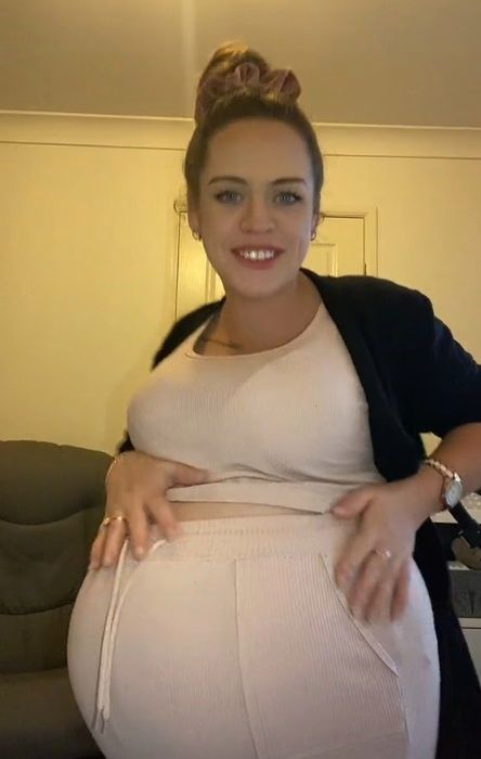 Hayley ma bardzo duży brzuszek