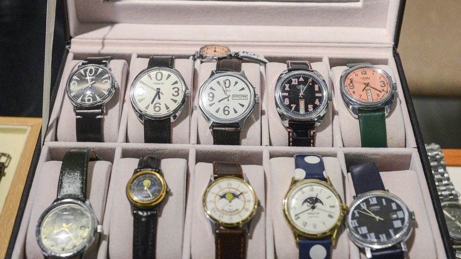 Mi?dzynarodowy Festiwal Zegar�w i Zegark�w
03.10.2018 Lodz. Miedzynarodowy Festiwal Zegarow i Zegarkow "It's All about Watches" w Art Inkubatorze N/z rosyjskiej produkcji zegraki Rakieta. Fot. Piotr Kamionka/REPORTER
Piotr Kamionka/REPORTER
