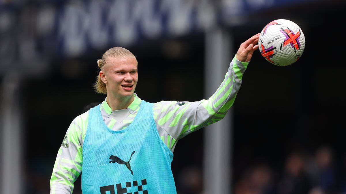 LIVERPOOL, ENGLAND - MAY 14: Erling Haaland of Manchester City warms up ahead of during the Premier League match between Everton FC and Manchester City at Goodison Park on May 14, 2023 in Liverpool, England. (Photo by James Gill - Danehouse/Getty Images)