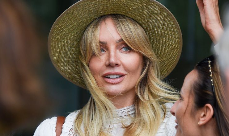 Długonoga Agnieszka Woźniak-Starak wychodzi z pracy