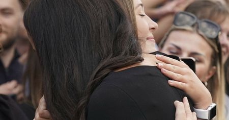 Księżna Meghan Markle i młoda Polka padły sobie w objęcia podczas żegnania Elżbiety II