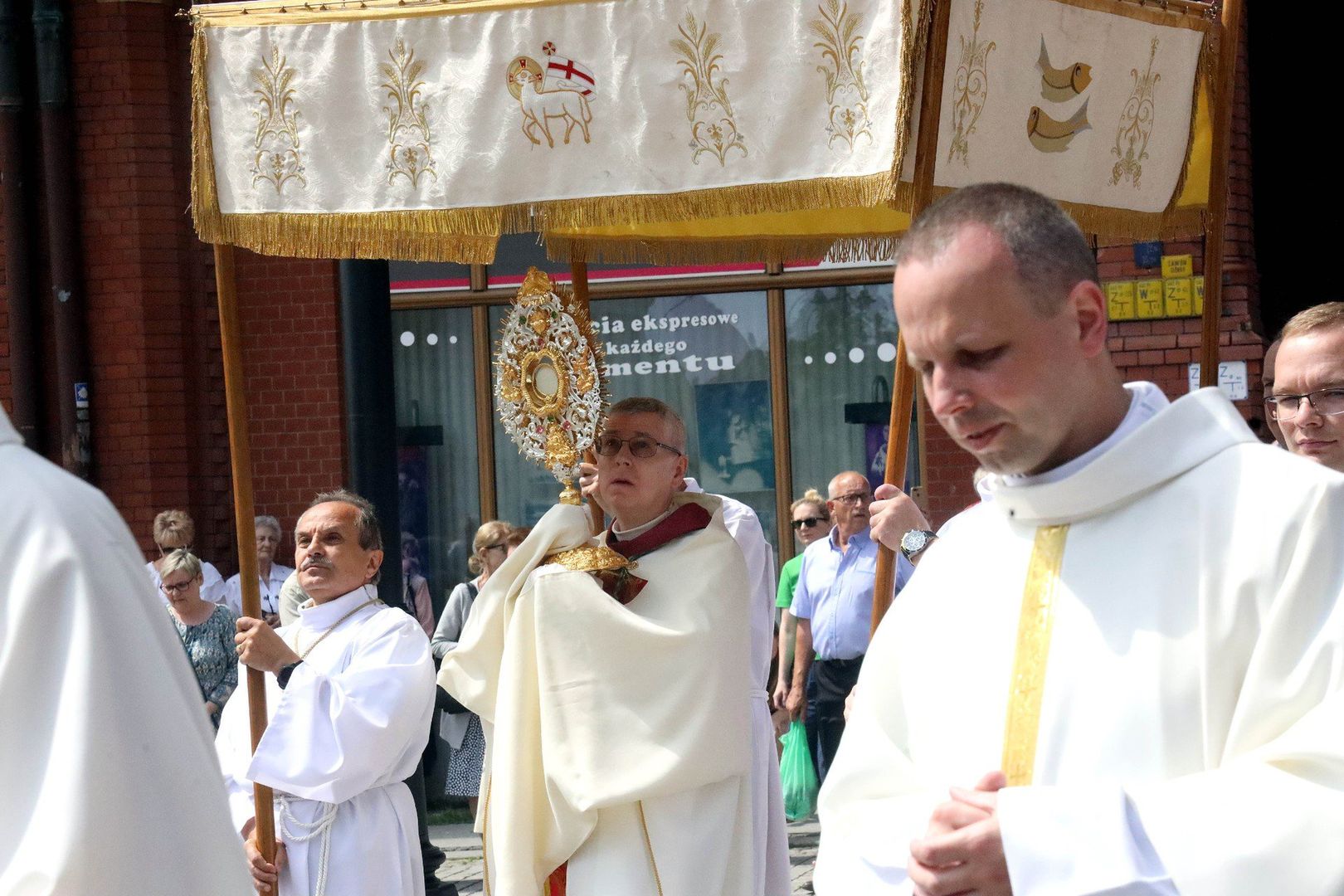 Boże Ciało w Legnicy. Tymi ulicami przejdą procesje. Będą utrudnienia w ruchu