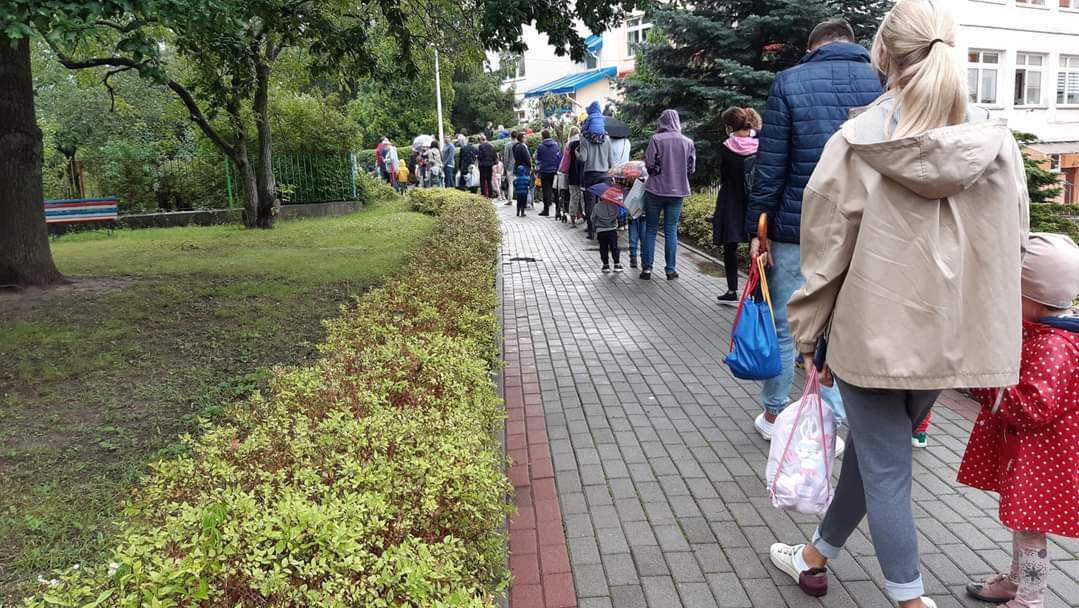 Pierwszy dzień szkoły i przedszkola. Kolejki przed przedszkolami w całej Polsce