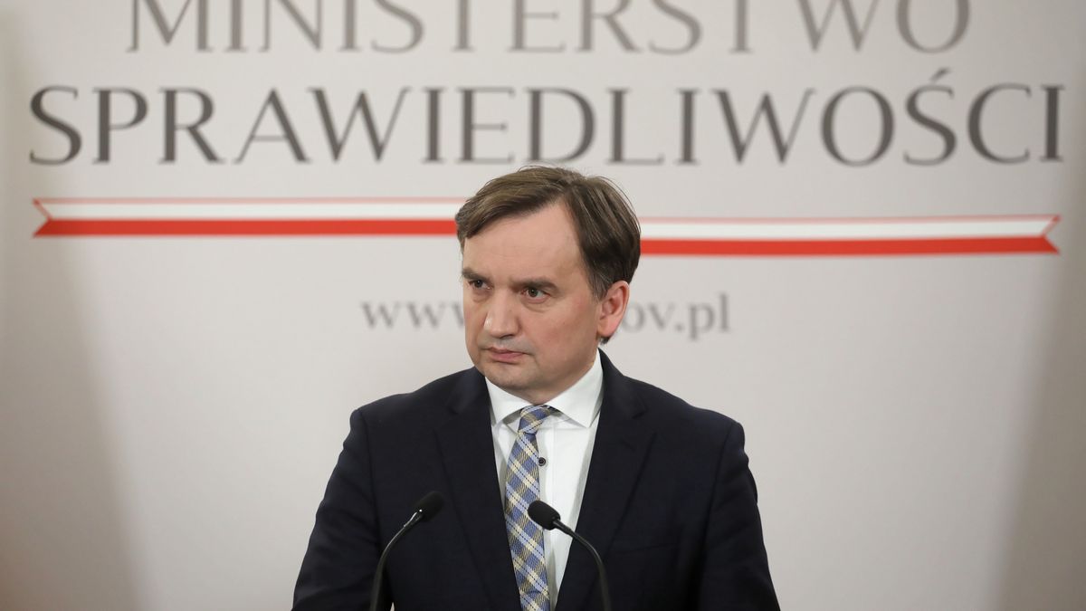 Warszawa, 29.02.2022. Minister sprawiedliwości, prokurator generalny Zbigniew Ziobro podczas konferencji prasowej w Ministerstwie Sprawiedliwości w Warszawie, 29 bm. Temat konferencji: Zmiany w Kodeksie karnym związane z zewnętrznym zagrożeniem bezpieczeństwa państwa. (kf) PAP/Paweł Supernak