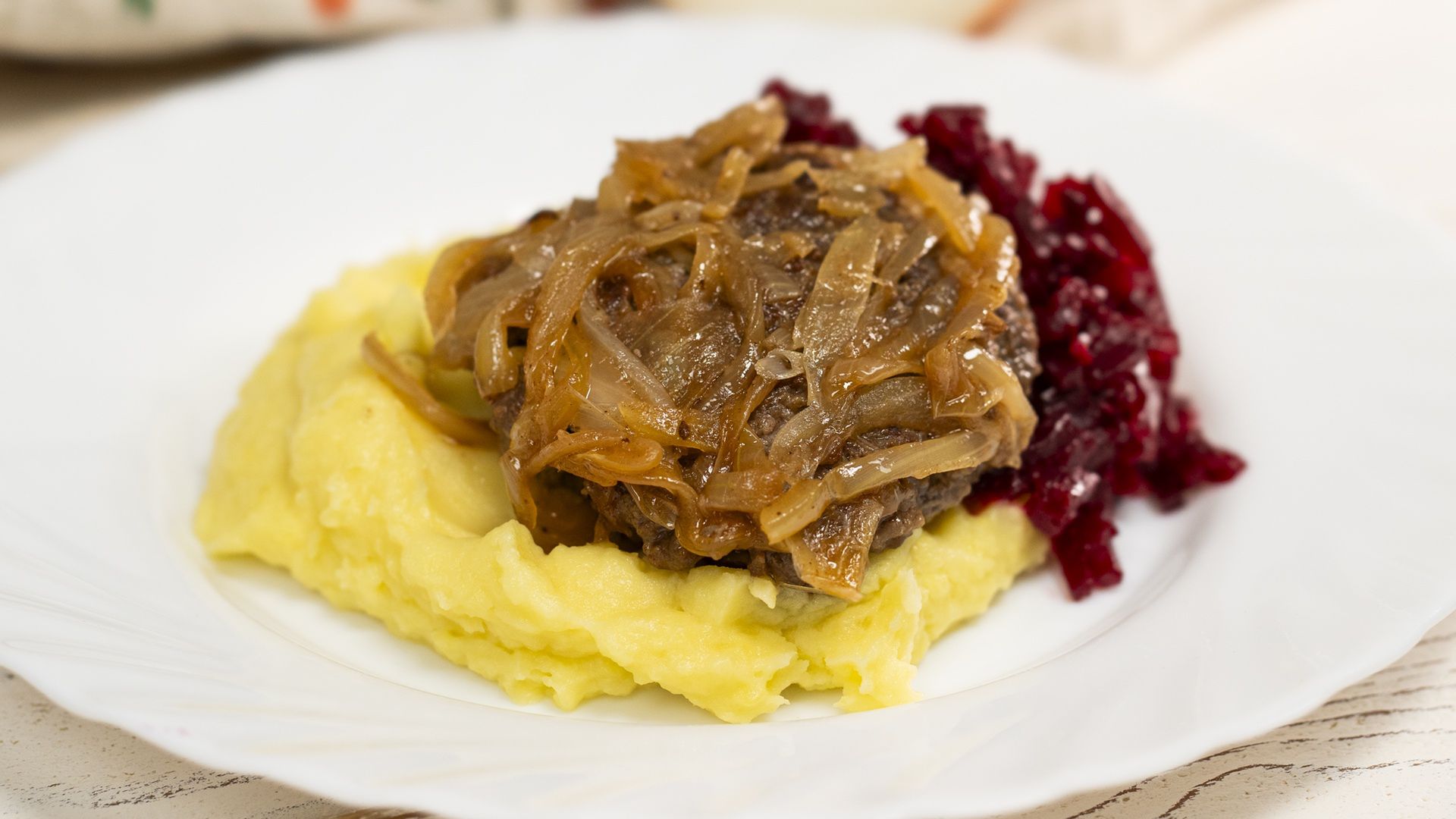 Wystarczy jeden kęs, aby poczuć się jak na obiedzie u babci. Rumsztyk wołowy z duszoną cebulką nigdy nie zawodzi