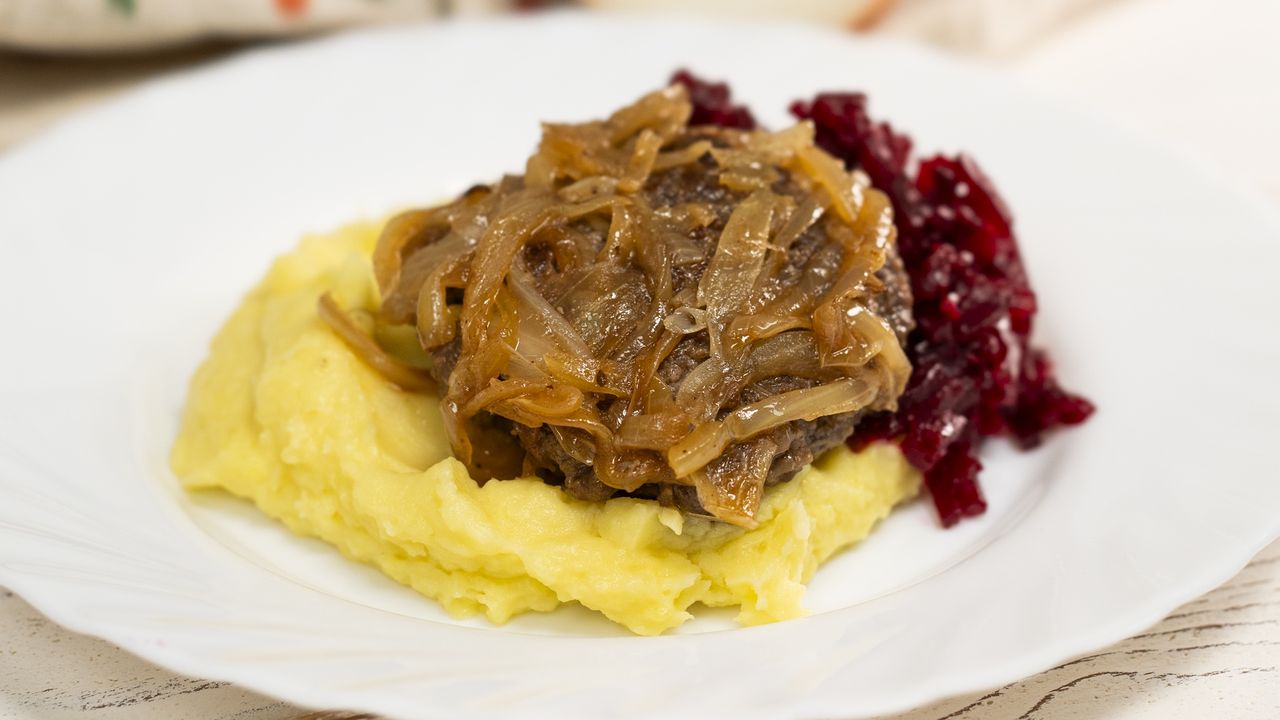 Wystarczy jeden kęs, aby poczuć się jak na obiedzie u babci. Rumsztyk wołowy z duszoną cebulką nigdy nie zawodzi