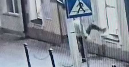19-latek długo nie nacieszył się wolnością. Zaraz po wyjściu z zakładu karnego uszkodził kilka aut i wybił szybę w sklepie