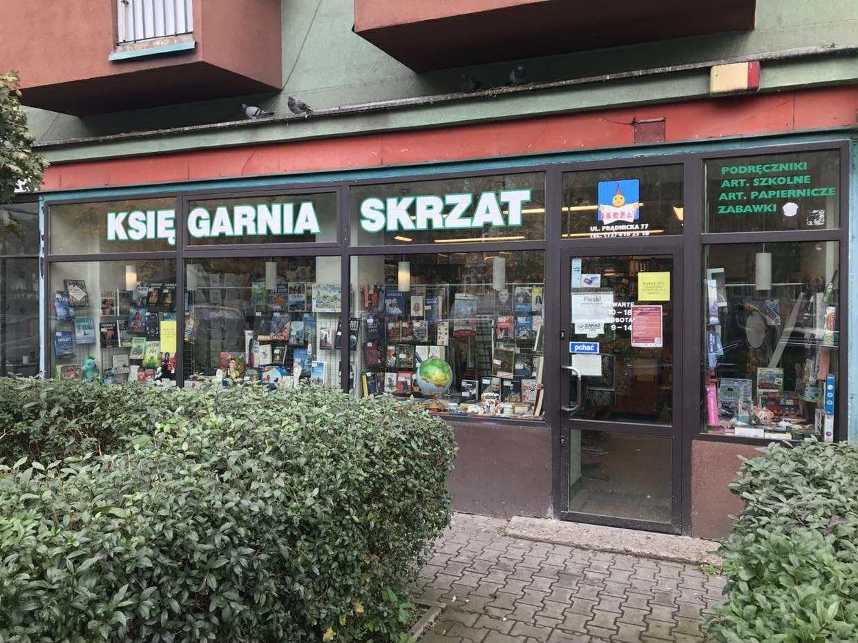 Księgarnia znajduje się przy ul. Prądnickiej 77 w Krakowie