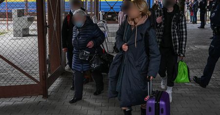 Gdy się pakowali, słyszeli strzały w oddali. Ich pociąg już tu dotarł
