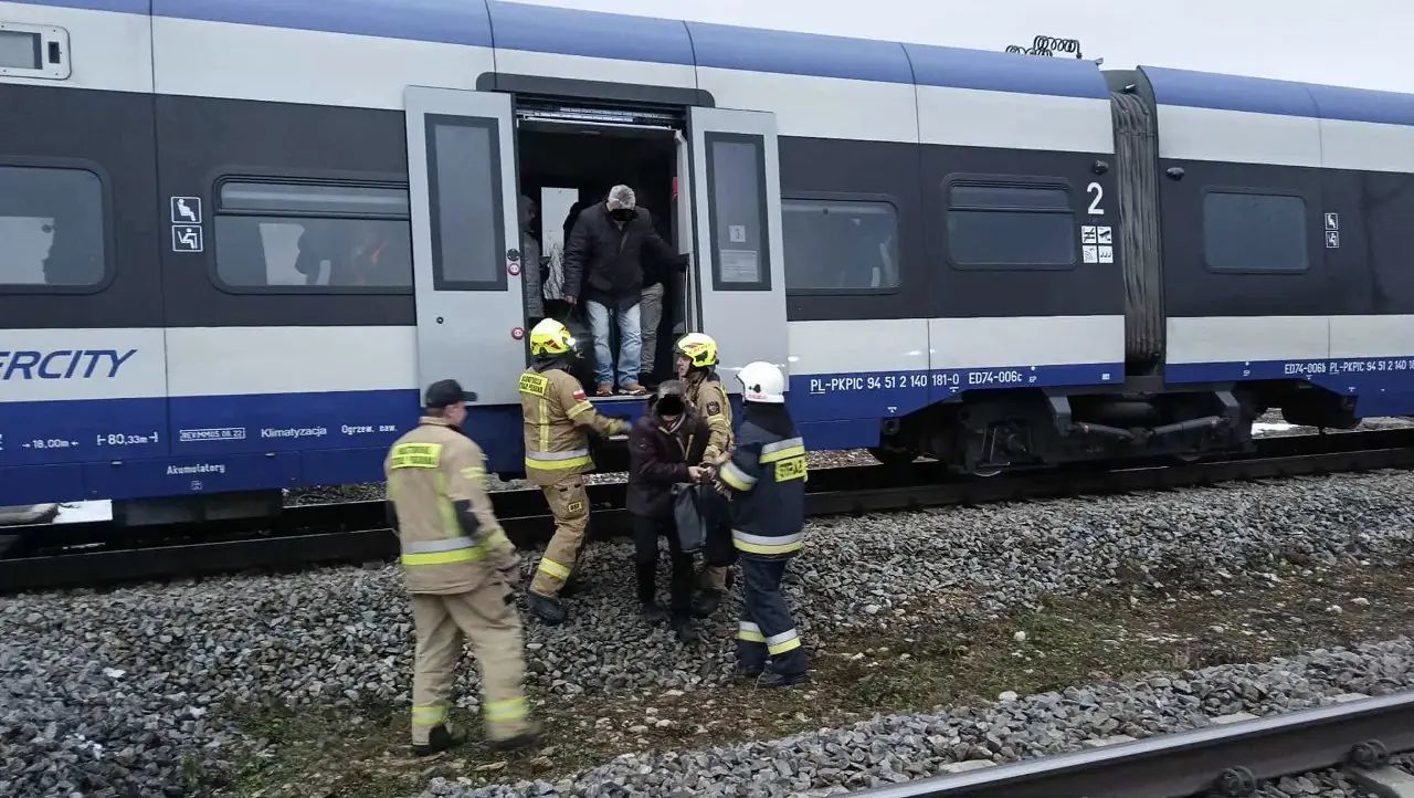 Piekoszów: Awaria pociągu Intercity. Ewakuowano blisko sto osób [zdjęcia]