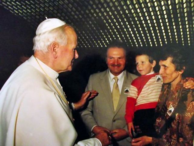 Ojciec Święty, rodzice chłopca i Albert podczas kanonizacji
