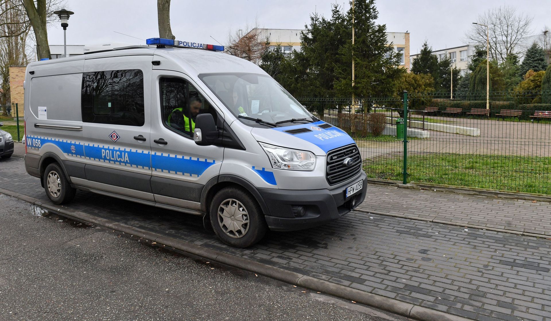 Policía Escolar y Ambulancia.  Maestra se desmayó por golpes – o2