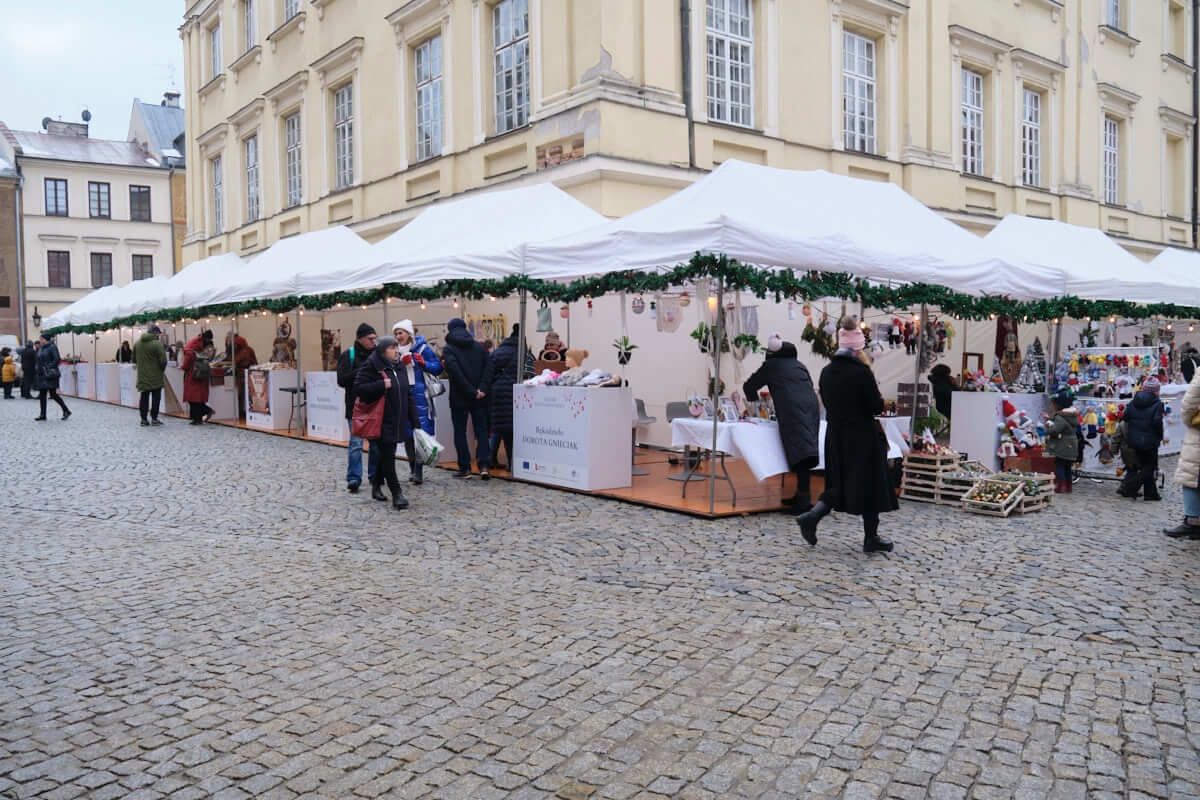 wystawcy na jarmarku bożonarodzeniowym