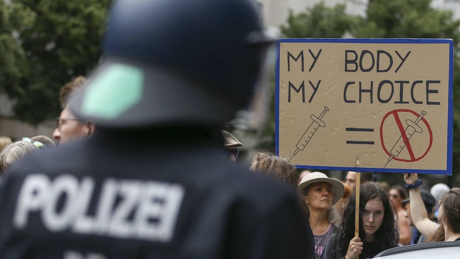 Anti coronavirus vaccine protest in BerlinBERLIN, GERMANY - AUGUST 01: Police officers intervene in anti coronavirus vaccine protesters during a demonstration against the covid-19 restrictions of government in Berlin, Germany on August 01, 2021. Abdulhamid Hosbas / Anadolu Agency/ABACAPRESS.COM 
Dostawca: PAP/AbacaAA/ABACACorona virus, Coronavirus, Epidemic, Epidemics, Epidemy, Illness / Disability, Pandemic, Virus, antyszczepionkowcy, covid, covid-19, epidemia, epidemie i zarazy, pandemia, policja, protest, wirus