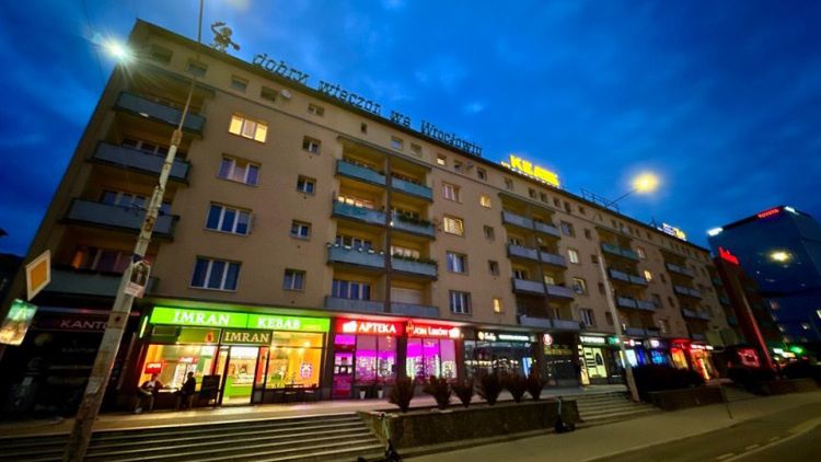 Sympatyczny, neonowy napis witał podróżnych przybywających do Wrocławia pociągami