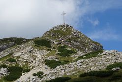 Tatry. Tęczowa flaga na Giewoncie. Została powieszona na krzyżu