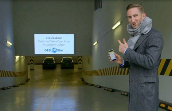 Łukasz Jakóbiak taksówkarzem w kampanii samochodu Opel Astra (wideo)