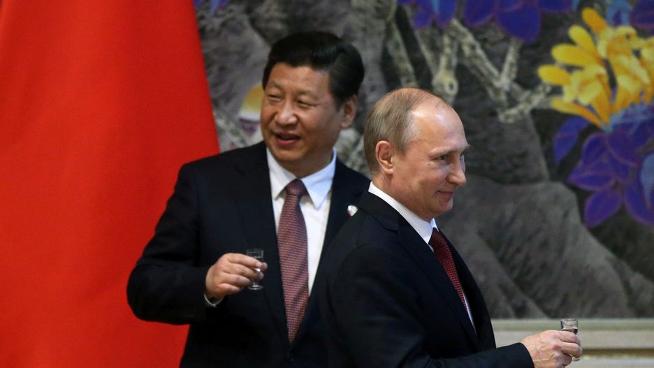 Russian President Vladimir Putin Visit In ChinaSHANGHAI, CHINA - MAY 21: President of Russia Vladimir Putin and Chinese President Xi Jinping toast with vodka during a signing ceremony on May 21, 2014 in Shanghai, China. Russia and China signed a thirty-year contract for supply of gas. (Photo by Sasha Mordovets/Getty Images)Sasha Mordovets