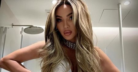 Poleciała do Dubaju. Pokazała się w złotym bikini