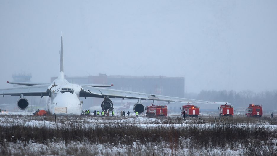Rosja. Antonow An-124 Rusłan minął pas awaryjny podczas lądowania