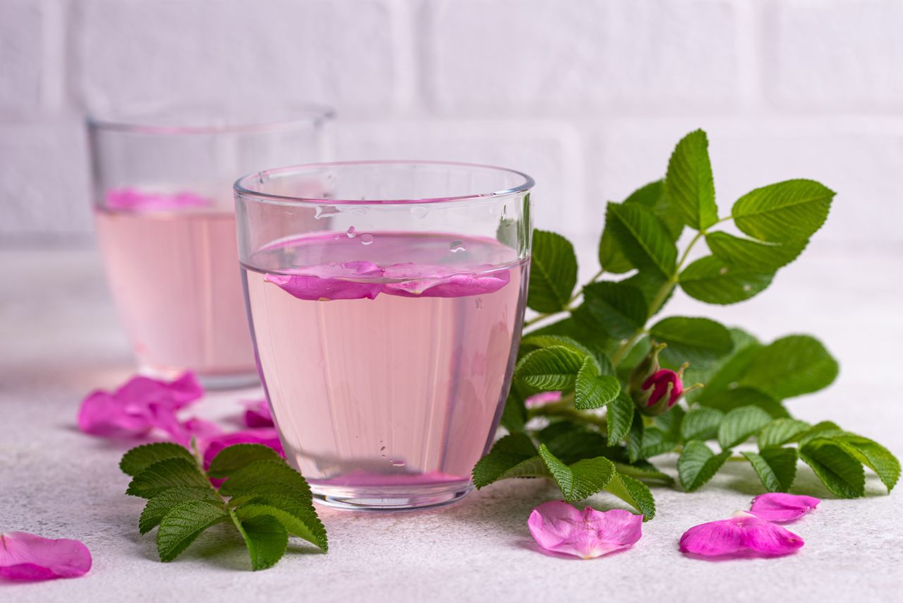 Jak zrobić wodę różaną? Prosty przepis na naturalny kosmetyk