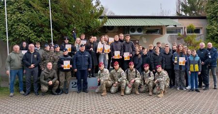 Turniej strzelecki z okazji Narodowego Święta Niepodległości w Płocku. Młodzież rywalizowała pod okiem policjantów