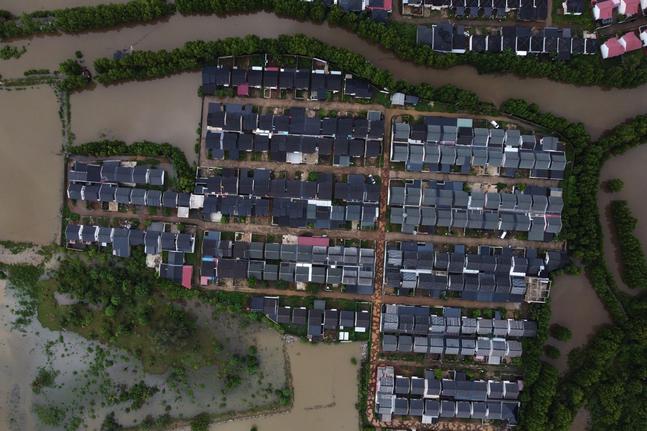 Rośnie liczba ofiar powodzi na Sumatrze. Odnotowano też trzęsienie ziemi