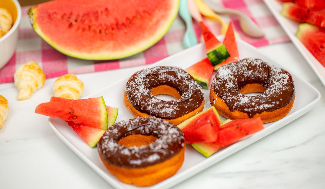 Takich donutów z pewnością jeszcze nie jadłeś. Zrobisz je na bazie arbuza