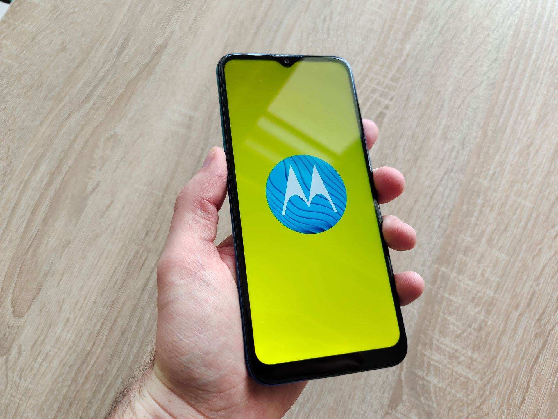 Motorola Moto G8 Power Lite pokazuje, że duża bateria i poręczna obudowa mogą iść w parze [pierwsze wrażenia] 3