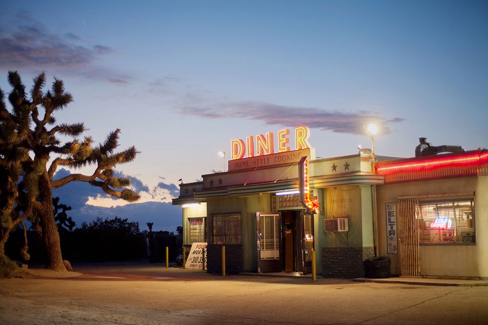 „Americana” Garroda Kirkwooda to minimalistyczny obraz wyluzowanej Kalifornii 36