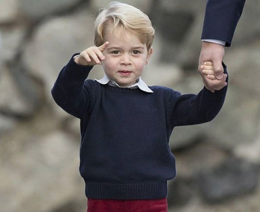Książę George wyznacza trendy w modzie dla małych elegantów