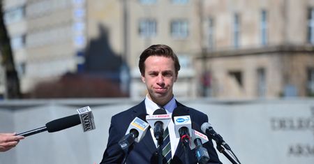 Wojna na programy. Konfederacja: NFZ musi mieć konkurencję