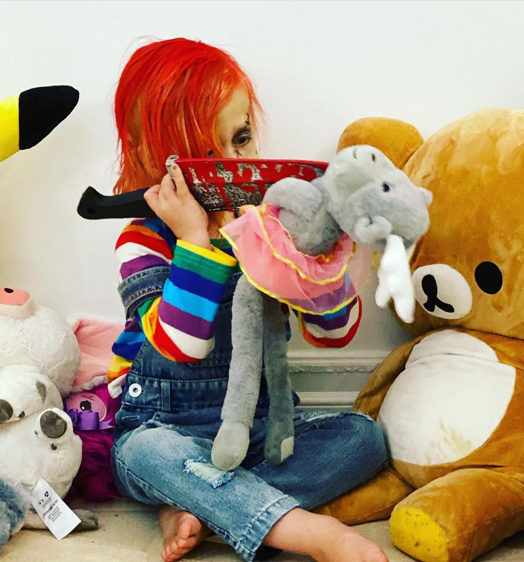 Chcąc "wesprzeć" grającą w horrorze koleżankę, Tori Spelling obfotografowała synka odtwarzającego postać laleczki Chucky