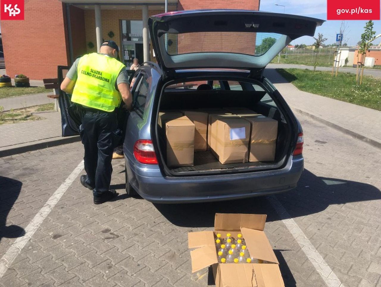 Zaskakujący finał kontroli na autostradzie A1. Starszy pan przewoził 260 litrów lewego alkoholu