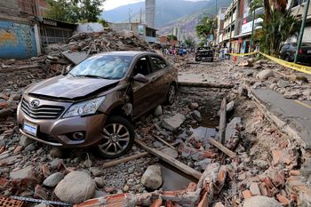 Katastrofa w Wenezueli! Dwa potężne trzęsienia ziemi zniszczyły budynki i lotnisko w Caracas