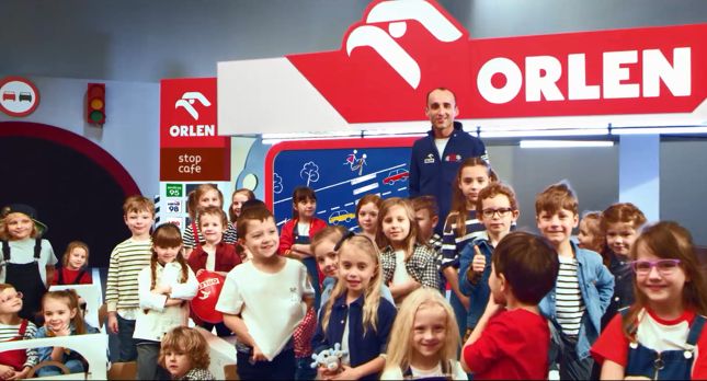 Robert Kubica z dziećmi jako #DobryKierowca w kampanii PKN Orlen