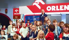 Robert Kubica z dziećmi jako #DobryKierowca w kampanii PKN Orlen