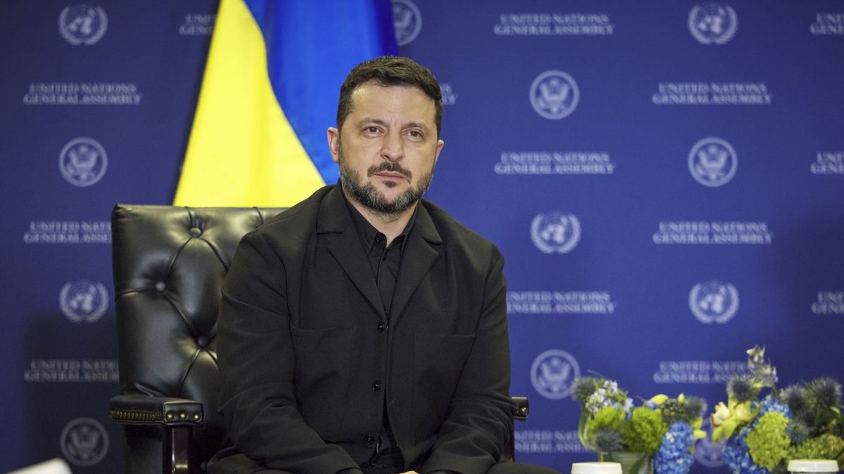 US President Tump meets Ukraine's President Zelensky in New York
epa13256466 A handout photo made available by the Ukrainian Presidential Press Service shows Ukraine's President Volodymyr Zelensky during a meeting with US President Trump in New York, New York, USA, 22 September 2026, on the sidelines of the United Nations General Assembly (UNGA).  EPA/UKRAINIAN PRESIDENTIAL PRESS SERVICE HANDOUT -- MANDATORY CREDIT: UKRAINIAN PRESIDENTIAL PRESS SERVICE -- HANDOUT EDITORIAL USE ONLY/NO SALES 
Dostawca: PAP/EPA.
UKRAINIAN PRESIDENTIAL PRESS SERVICE HANDOUT
Ukrainian president, UNGA, POTUS, US president, Ukraine-United States relations
