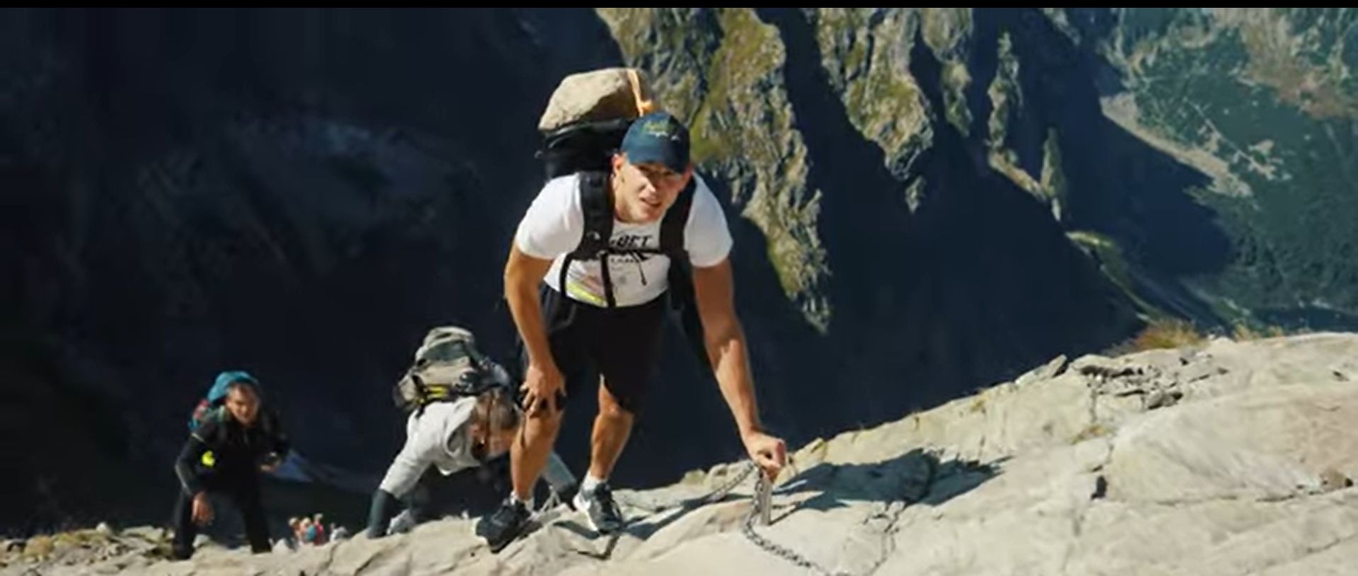 Ze względów bezpieczeństwa obowiązuje zakaz wnoszenia kamieni w Tatry Wysokie/ screen z kanału Wojciecha Sobierajskiego