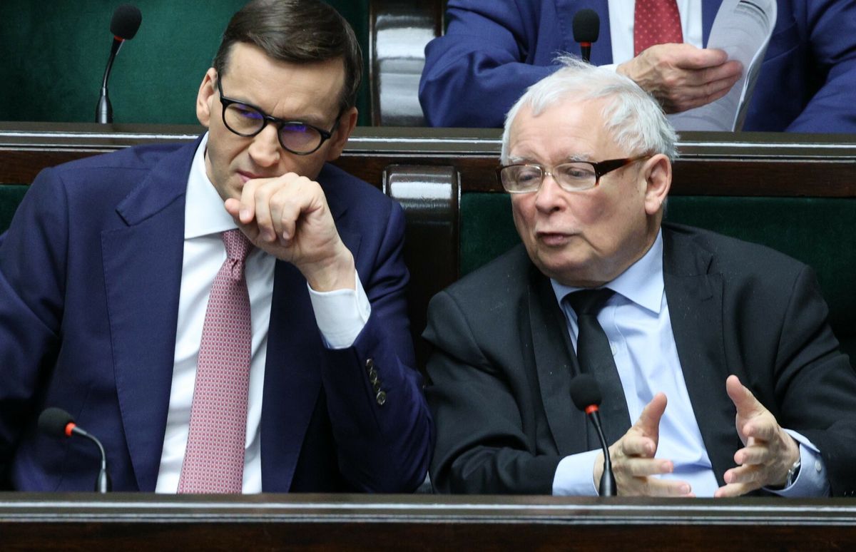 Jarosław Kaczyński i Mateusz Morawiecki rozpoczęli awanturę z UE o relokację migrantów. Tymczasem Czesi uzgodnili wyjątek dla własnego kraju